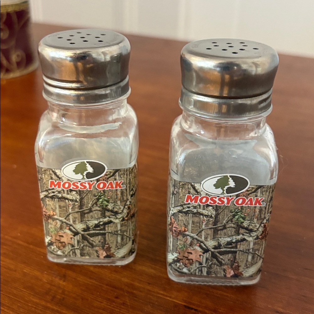 Mossy oak salt and Pepper shakers